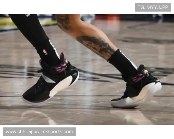 网球明星不满球鞋太丑，现场更换引发热议