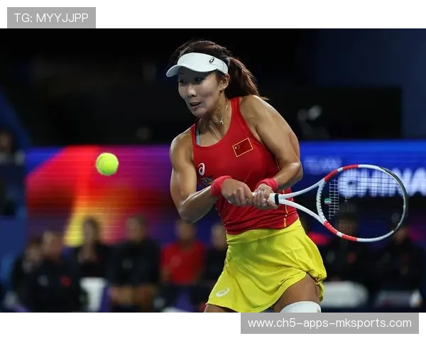 网球女将被风吹乱发怒摔球拍：竞技场上的坚持与失控