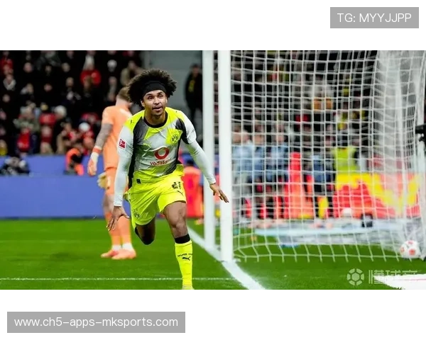 多特阿德耶米反击如闪电推射干净利落，横扫对手犹如疾风掠过